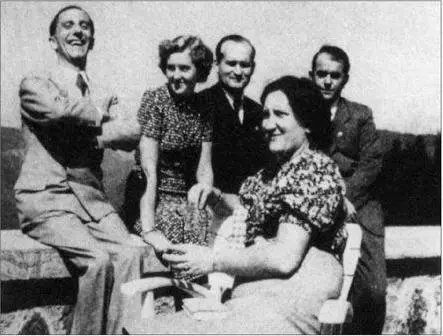 Dr Goebbels Eva Braun Karl Hanke Christa Schroeder and Albert Speer waiting - фото 3