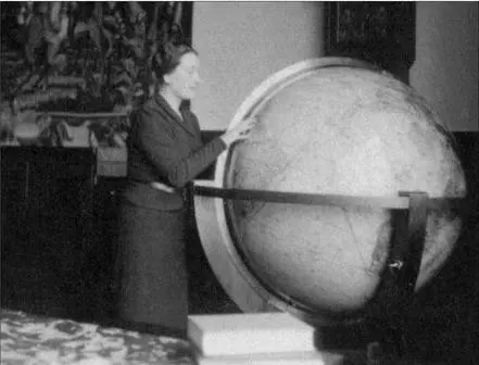 Christa Schroeder examining Hitlers worldglobe in the Berghof Great Hall - фото 8