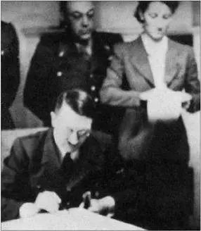 Hitler dictating to Christa Schroeder at FHQ Wolfsschanze 1941 behind her is - фото 10