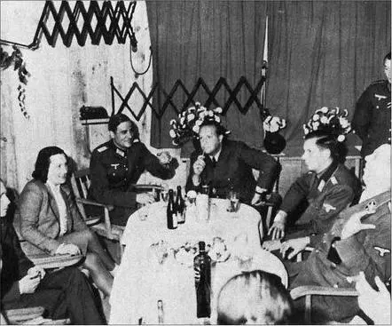 Hitlers intimate staff in the officers mess at FHQ Wehrwolf near Winniza 20 - фото 11