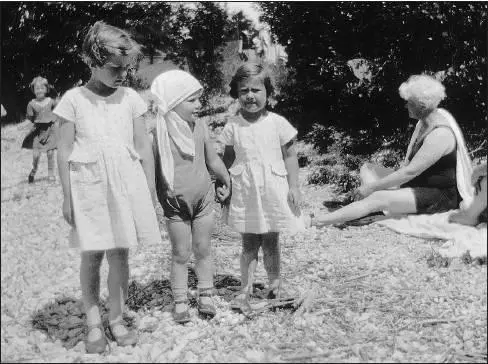 Summer holidays by the Ammersee c 1927 left to right Traudl Humps a - фото 2