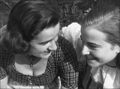 With her friend Ulla Kares 1940 Traudl when working at the Reich Chancellery - фото 3