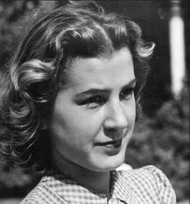 Traudl when working at the Reich Chancellery in Berlin 1942 Wedding to Hans - фото 4