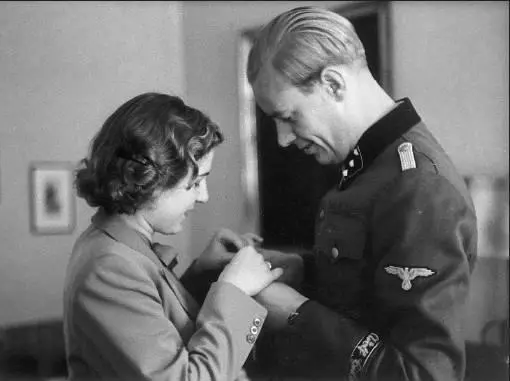 Wedding to Hans Junge 19 June 1943 The newlyweds Traudl and Hans Junge with - фото 5