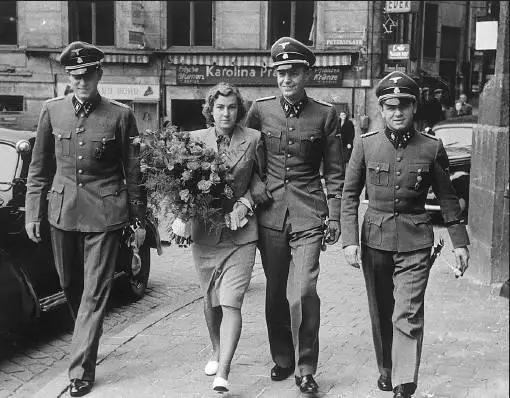 The newlyweds Traudl and Hans Junge with the witnesses to their wedding Otto - фото 6