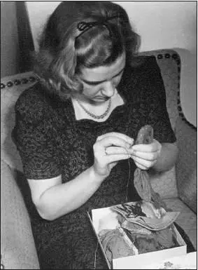 The evening ritual darning stockings in her room at the Wolfs Lair Führer - фото 11