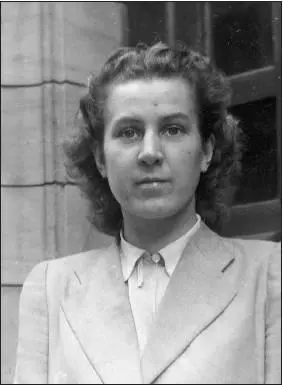 Photograph for her new identity card Berlin November 1945 Traudl Junge with - фото 13