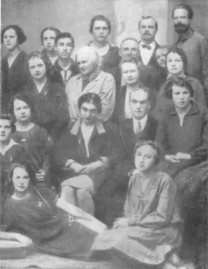 Во втором ряду сверху первая справа Нина Васильевна Кузнецова вторая справа - фото 9