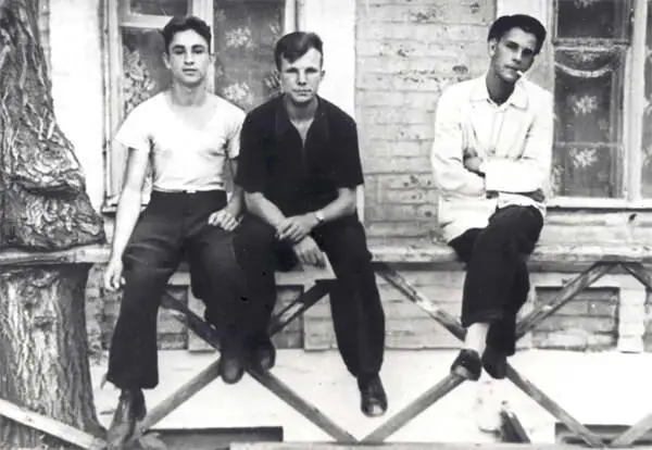 В 1951 году Юрий окончил седьмой класс и с отличием ремесленное училище - фото 5