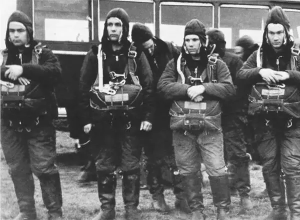 Отряд слушателейкосмонавтов на парашютной подготовке в Энгельсе апрель 1960 - фото 7