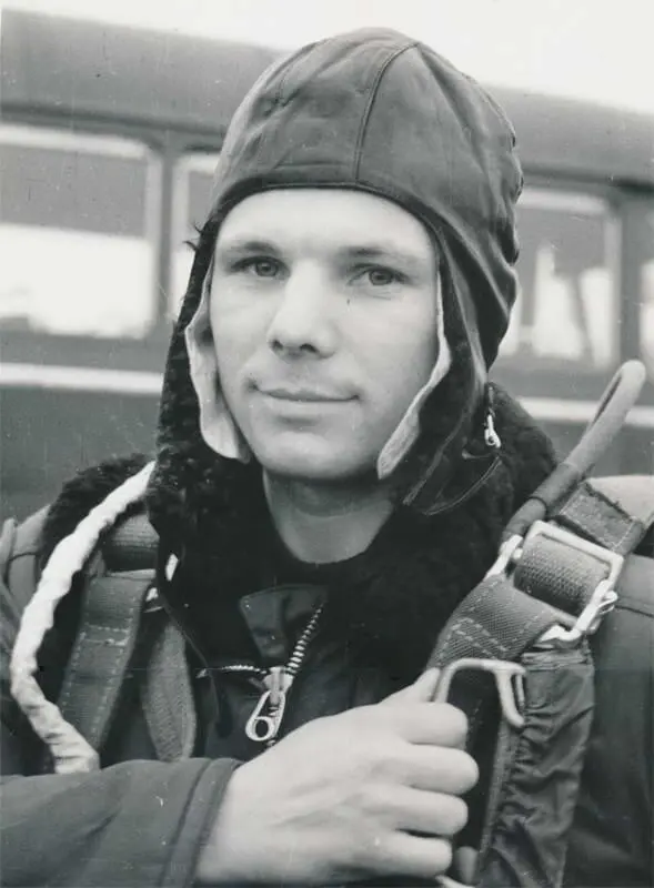 Юрий Гагарин перед парашютным прыжком В непринужденной обстановке - фото 8