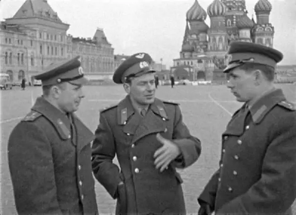 Юрий Гагарин Герман Титов Григорий Нелюбов на Красной площади 30 марта 1961 - фото 12