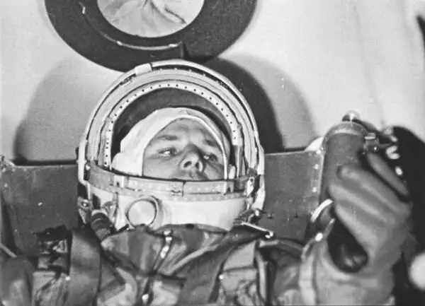 Юрий Гагарин в космическом корабле перед стартом Одна из британских - фото 13
