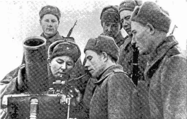 Минометный расчет братьев Шумовых Слева направо первый ряд Семен - фото 24