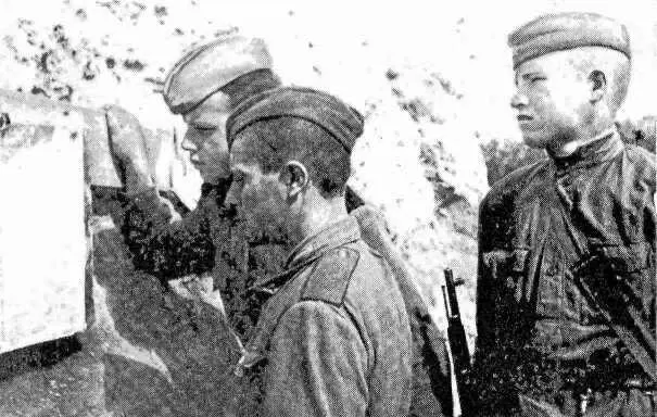 На переднем крае в траншее появился свежий боевой листок Его читают слева - фото 26