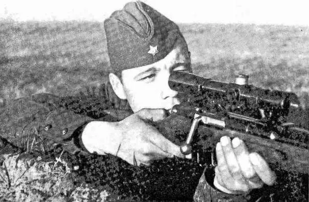 Кавалер ордена Ленина снайпер Василий Куташкин Снимок 1942 г Разведчики - фото 39