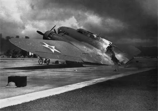 Обломки самолета В17С после японской атаки на ПёрлХарбор 7 декабря 1941 г - фото 3