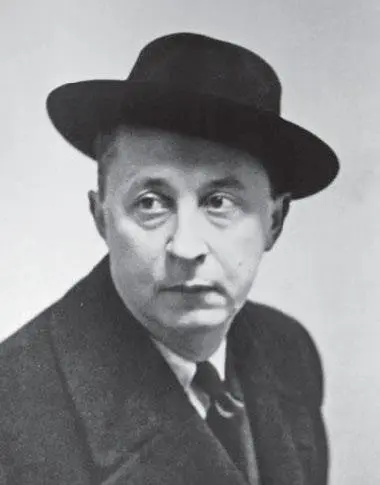 Кристиан Диор 1946 Мадам Маргарита берет эскизы и передает их первым портнихам - фото 42