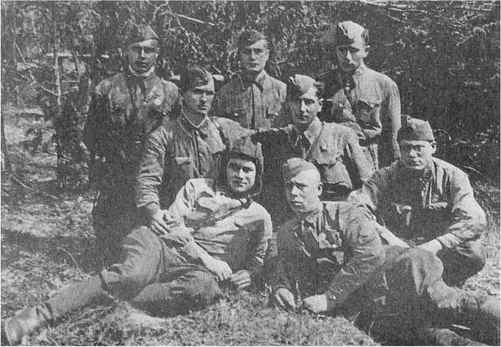 Танкисты из взвода лейтенанта Г А Чобаняна П М Машеров беседует с - фото 57