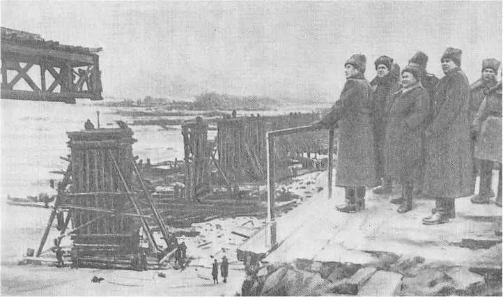 Г К Жуков с генералами на восстанавливаемом варшавском железнодорожном мосту - фото 75