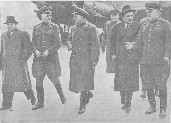 Прибытие в Берлин 9 мая 1945 года А И Микояна и А В Хрулева М К - фото 78