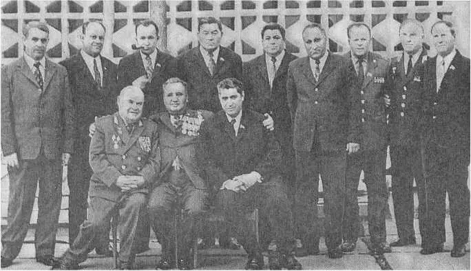 Во время посещения Туркменской ССР в 1975 году Автор с группой руководящих - фото 91