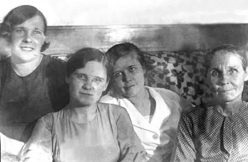 Рис 19 Моя бабушка Романова Маркова Ефросинья Андреевна справа и ее - фото 9