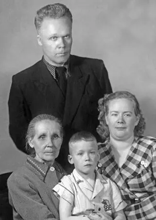 Рис 111 Моя бабушка Ефросинья Андреевна Романова Маркова и семья ее сына - фото 11