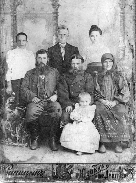 Рис 114 Слева стоят молодые родители моей мамы Романова Ефросинья Андреевна - фото 14