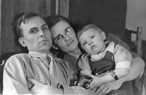 Рис 115 Семья Т Г Фоменко 16 марта 1946 года поселок Рутченково Рис - фото 17