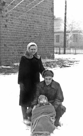Рис 116 Семья Т Г Фоменко Поселок Рутченково 1947 г Рис 117 Т Г - фото 18
