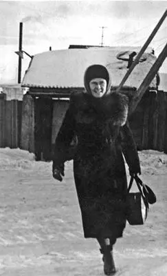 Рис 121 В П Фоменко Около нашего первого дома в Магадане Рис 122 - фото 23