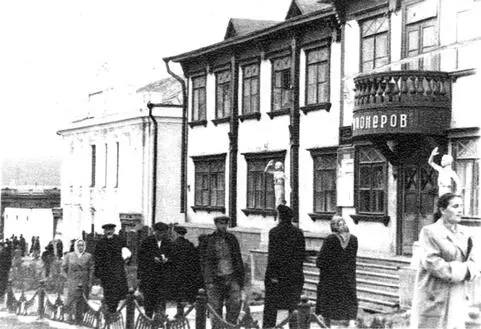 Рис 146 Дворец Пионеров в г Магадане 1957 г Рис 147 Первый макет - фото 48
