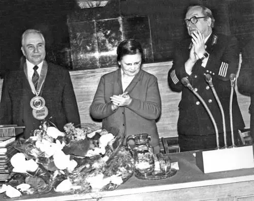 Рис 159 Т Г Фоменко слева и В П Фоменко в центре на торжественном - фото 62