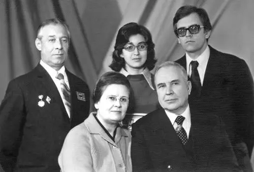 Рис 168 Н А Щелоков отец Т Н Фоменко Т Н Фоменко А Т Фоменко В - фото 71