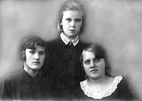 Рис 24 Валентина Маркова в центре в возрасте 14 лет 1933 год 5 ноября - фото 75