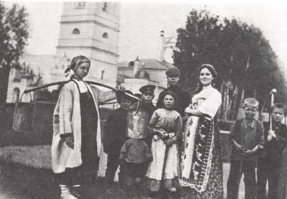 Среди односельчан 1909 г В избевремянке В роще по березкам белый - фото 4