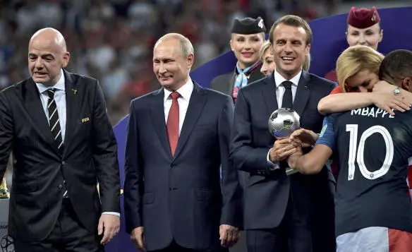5 All Smiles French President Emmanuel Macron seeking better ties to Russia - фото 38