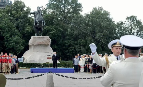 27 And in front of the statue of his hero Peter the Great on Navy Day in St - фото 61