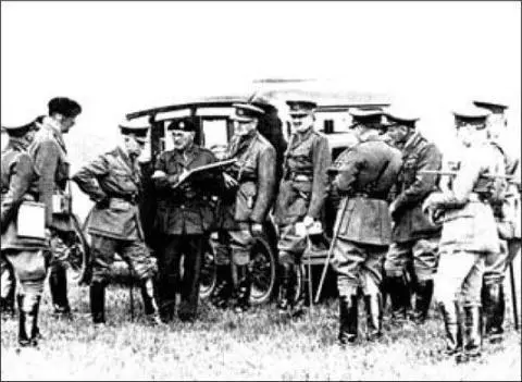 Salisbury Plain 1931 Charles Broad in beret holding map board explaining - фото 7