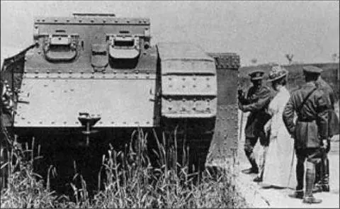 A supply tank being demonstrated to Queen Mary July 1917 These tanks were - фото 17