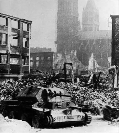 Rouen June 1940 A knockedout A13 of the British 1st Armoured Division sits - фото 23