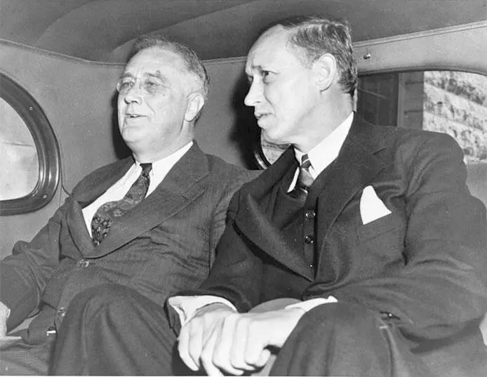 Гарри Гопкинс и президент Франклин Рузвельт В то время Гопкинсу было 43 года - фото 1