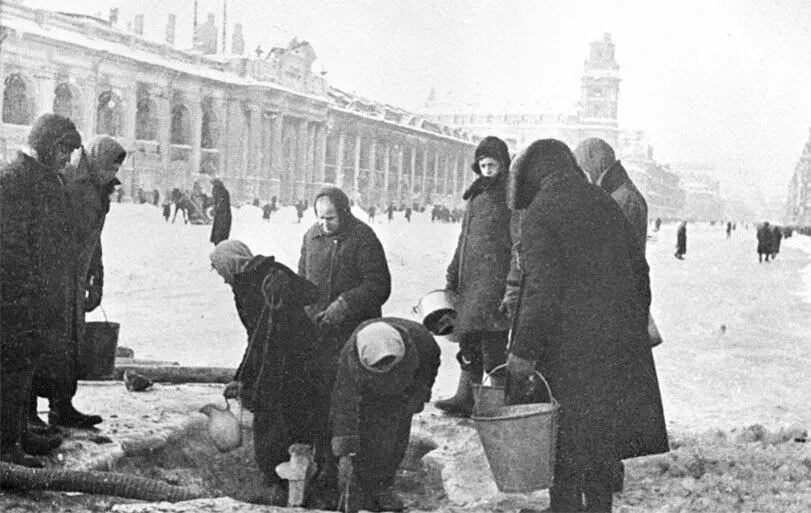 Жители блокадного Ленинграда набирают воду в колонке оборудованной на - фото 13