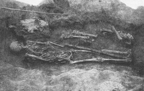 A typical grave of a Khazar warrior and his horse from the northern Caucasus - фото 4
