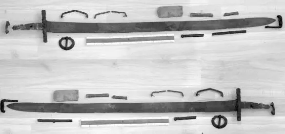 Both sides of an undecorated Khazar sabre and its scabbard Private - фото 12