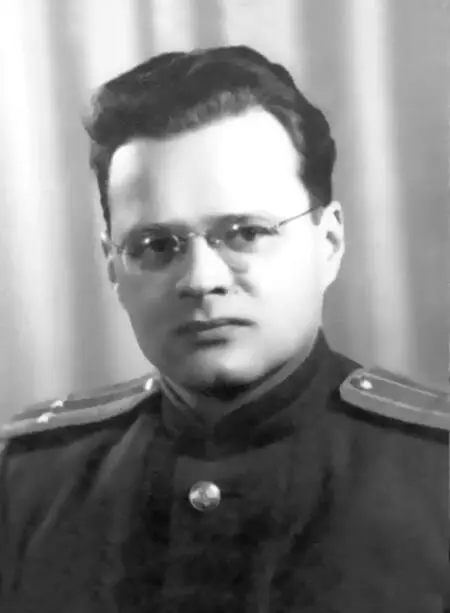 1945 г Майор Квасников после работы в НьюЙорке 19431945 гг 1905 г Мать - фото 3