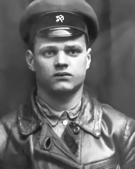 1925 г Машинист Тульского депо 1939 г Сотрудник госбезопасности Польша - фото 12