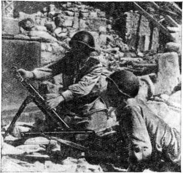 Уличные бои в Новороссийске Минометчики ведут огонь Сентябрь 1943 г На - фото 12