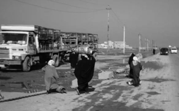 Shiite village women starting the long walk home with gas canisters It is 45 - фото 2